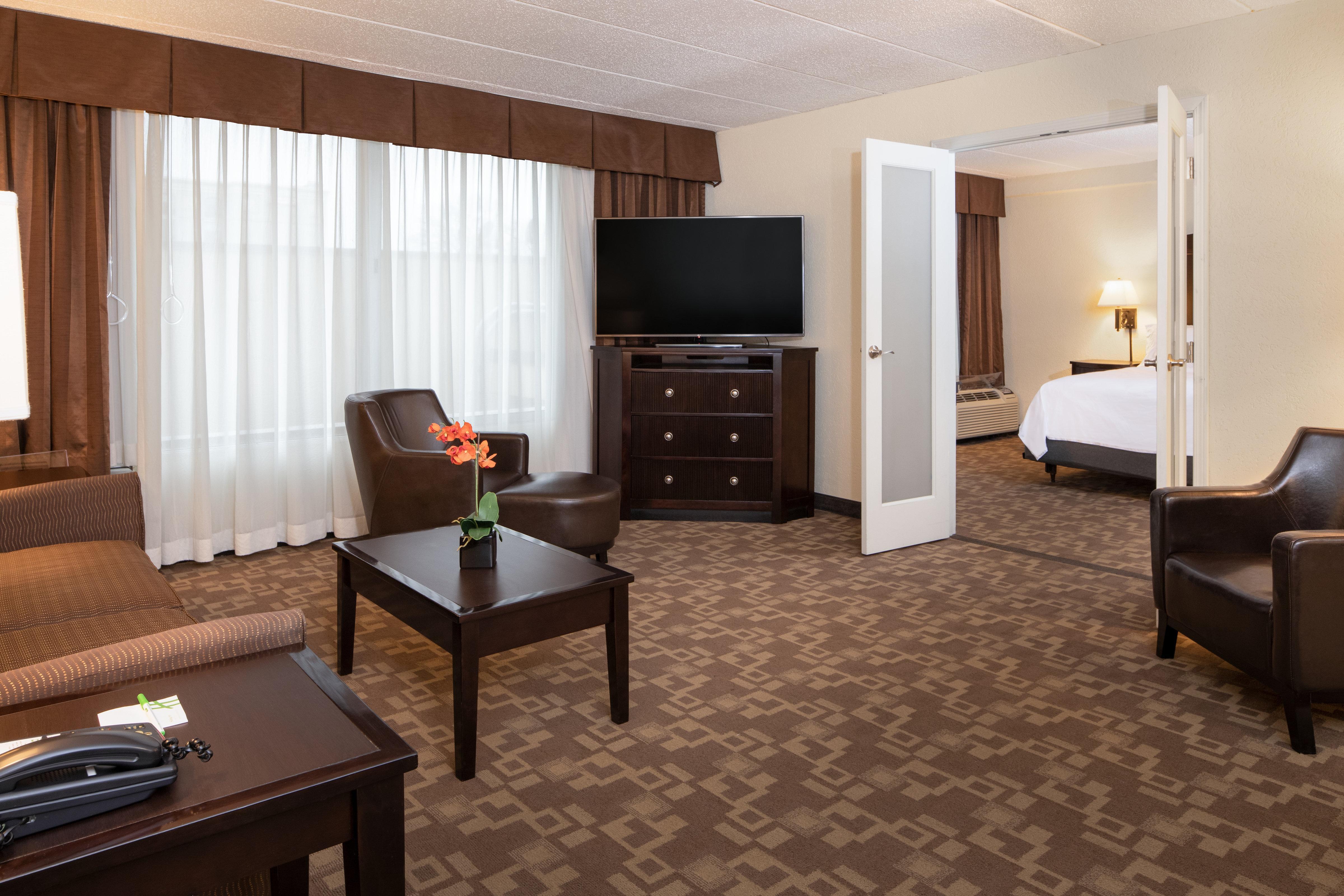 Holiday Inn And Suites Charleston West, An Ihg Hotel Bagian luar foto